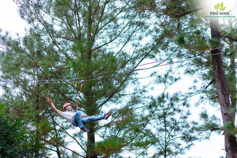 Trải nghiệm cảm giác hồi hộp khi đu Zipline (Ảnh: Sưu tầm internet)