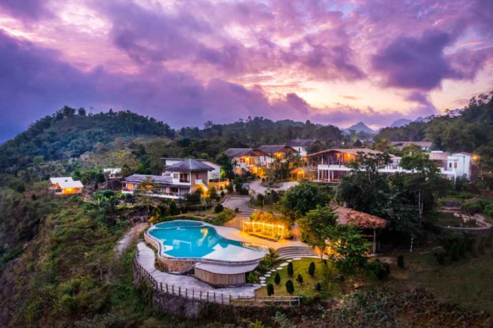 Khung cảnh Bakhan Village Resort Hoà Bình vào chiều hoàng hôn 