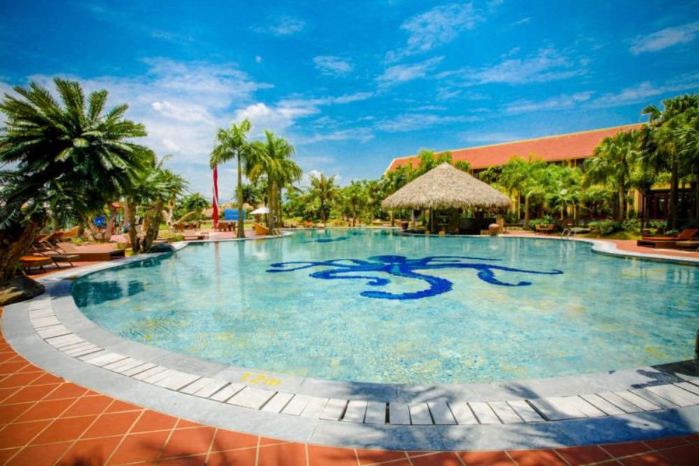 Bể bơi bốn mùa xanh mát tại resort