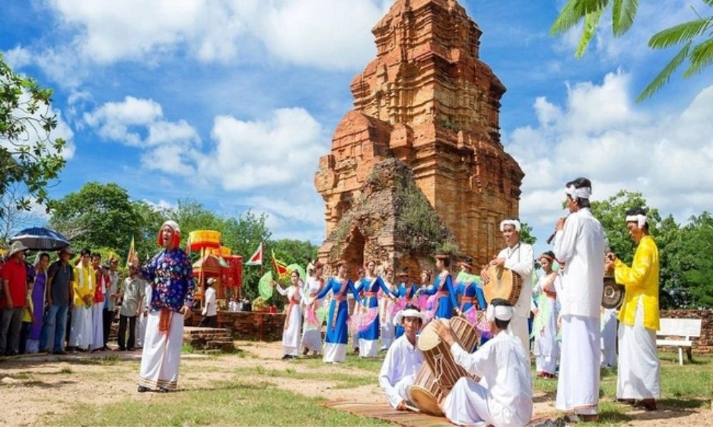 Âm thanh du dương, trầm bổng từ các nhạc cụ truyền thống là phần không thể thiếu trong lễ hội