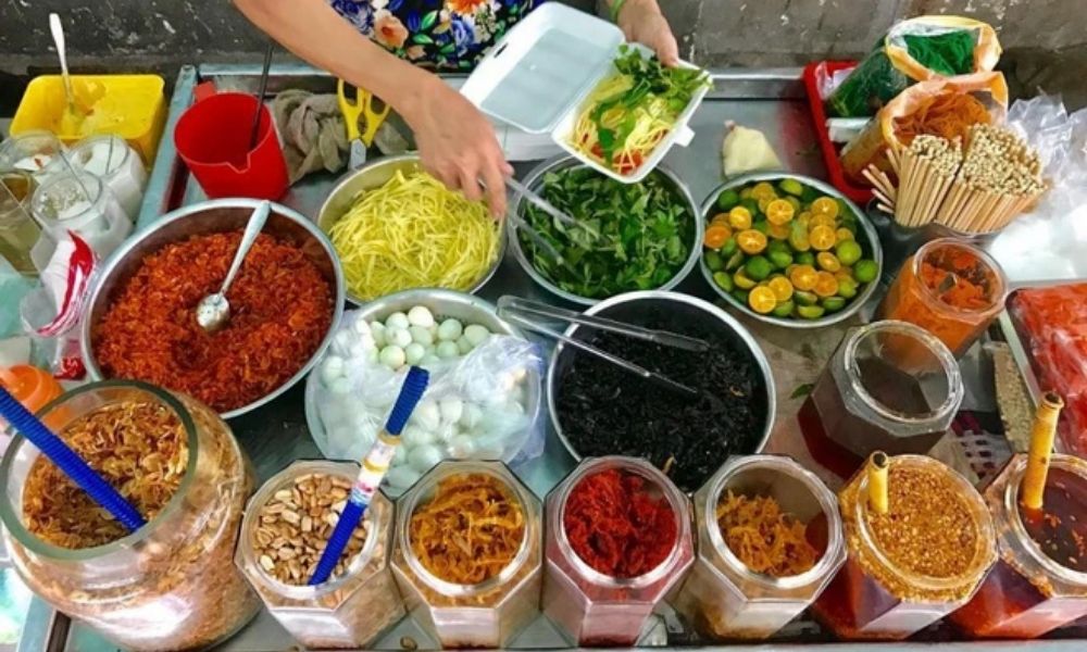 Bánh tráng trộn nổi bật mùi hành phi vàng ruộm, không đắng, kết hợp hoàn hảo với rau răm the the