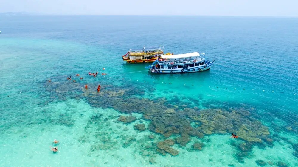 Với bãi biển hoang sơ và làn nước trong vắt, Hòn Mun Nha Trang là thiên đường cho những ai yêu thích vẻ đẹp kỳ diệu của san hô và thế giới biển cả (Ảnh: Sưu tầm internet)