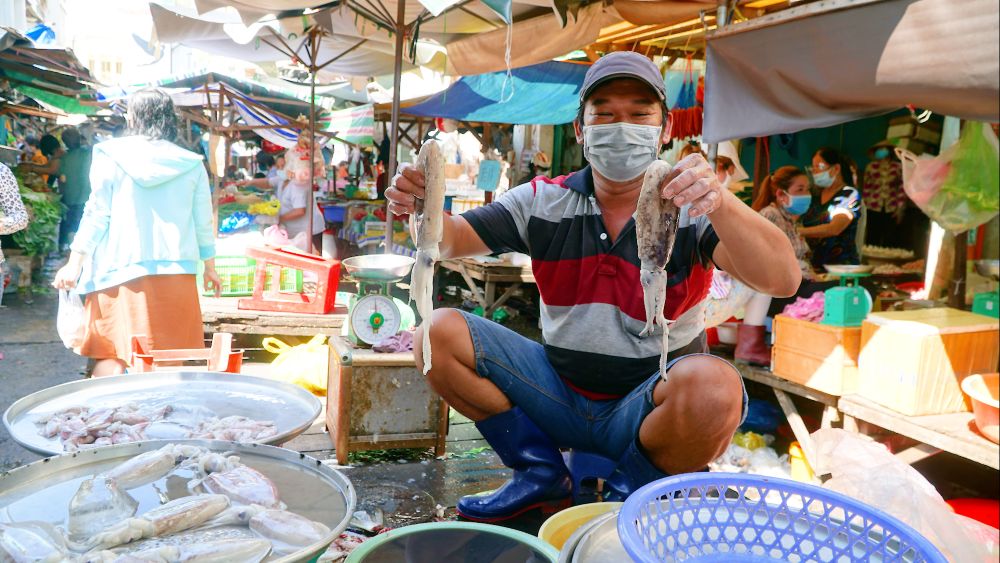 Thực phẩm luôn tươi sống tại chợ Xã Tây 