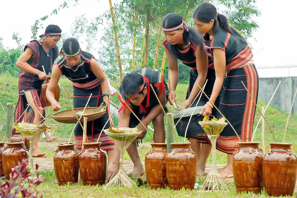 Rượu cần được lên men tự nhiên từ gạo và các loại lá rừng Tây Nguyên 