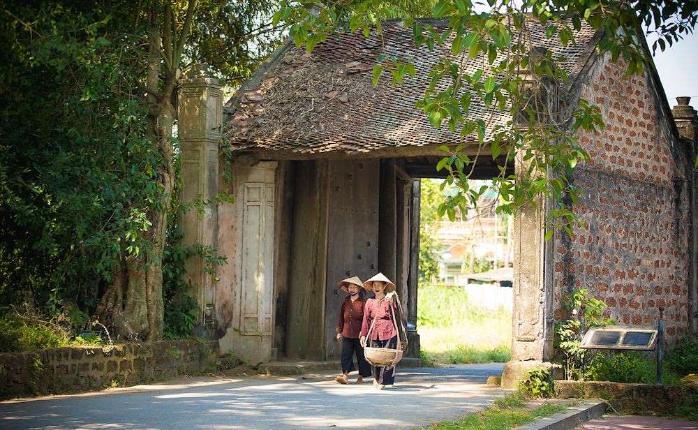 Du khách còn có thể ghé thăm làng cổ và trò chuyện với những người dân chất phác