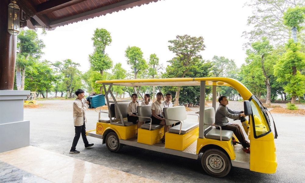 Đi xe điện giúp bạn di chuyển dễ dàng giữa các điểm tham quan trong chùa mà không tốn nhiều sức