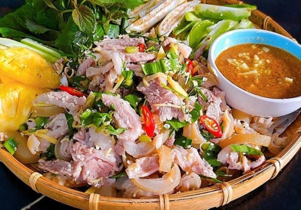 Nhờ được chăn thả trên các triền núi đá nên thịt dê rất săn chắc, ít mỡ và có vị đặc trưng (Ảnh: Sưu tầm internet)