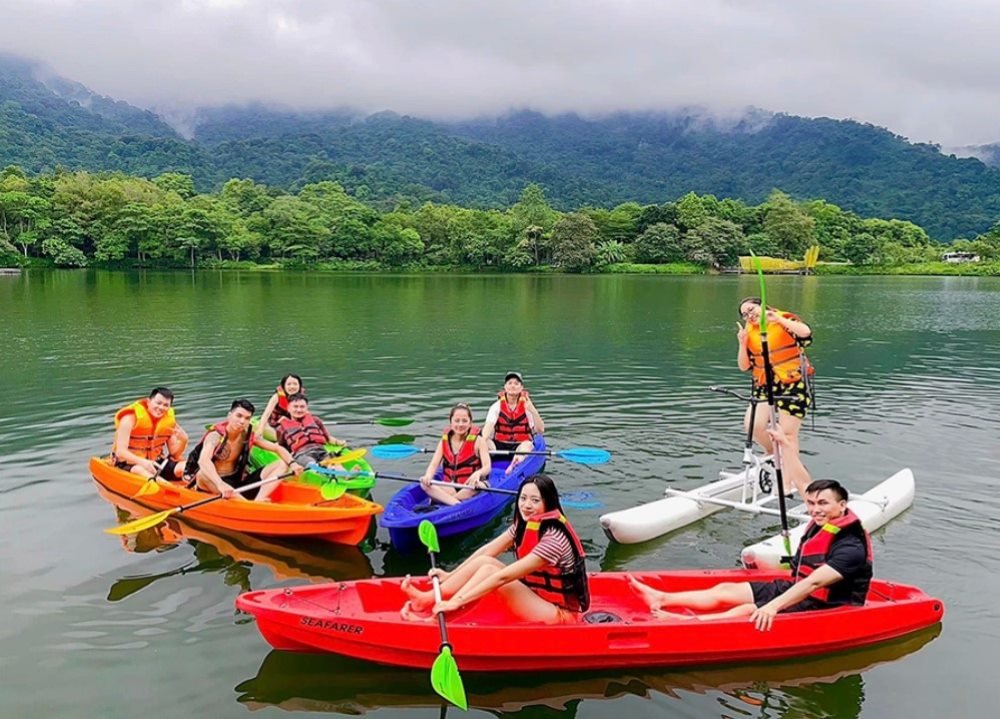 Bạn có thể tham gia hoạt động chèo thuyền tại Thiên Sơn - Suối Ngà khi du lịch Ba Vì