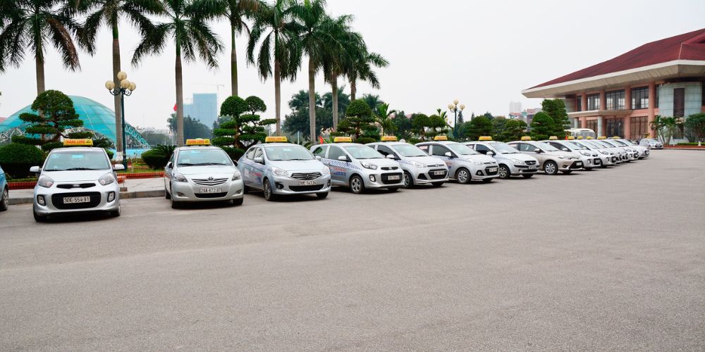 Khách hàng gọi hotline 0222 3727 272 để được điều xe taxi Thăng Long nhanh chóng 