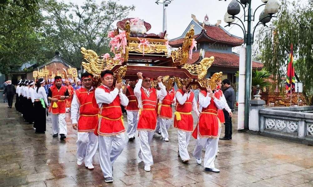 Lễ hội Đức Thánh Tản diễn ra vào tháng Giêng, thu hút đông đảo du khách thập phương (Ảnh: Sưu tầm Internet)