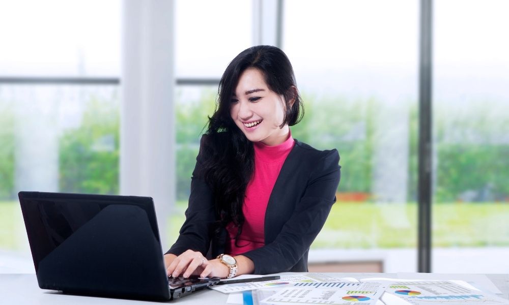 Nhân viên văn phòng là việc làm lý tưởng cho phụ nữ ngoài 30 tuổi (Ảnh: Sưu tầm internet)