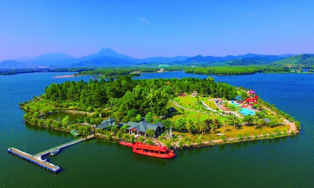 Hồ Đại Lải là một hồ nước nhân tạo rộng lớn có cảnh quan thiên nhiên tươi đẹp (Ảnh: Sưu tầm internet)