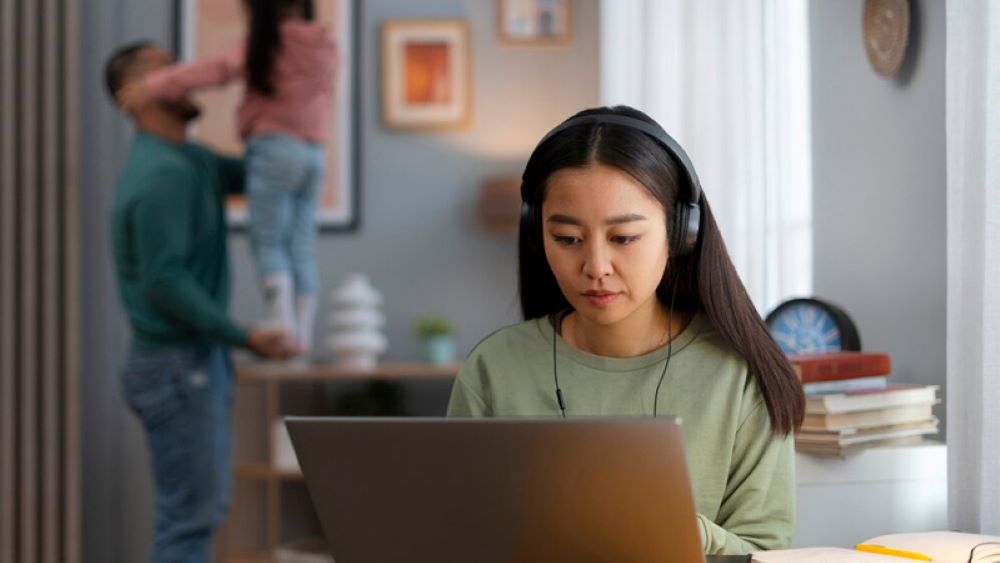 CTV tuyển dụng online là hình thức làm việc hoàn toàn từ xa, phù hợp với những ai không thể đến văn phòng