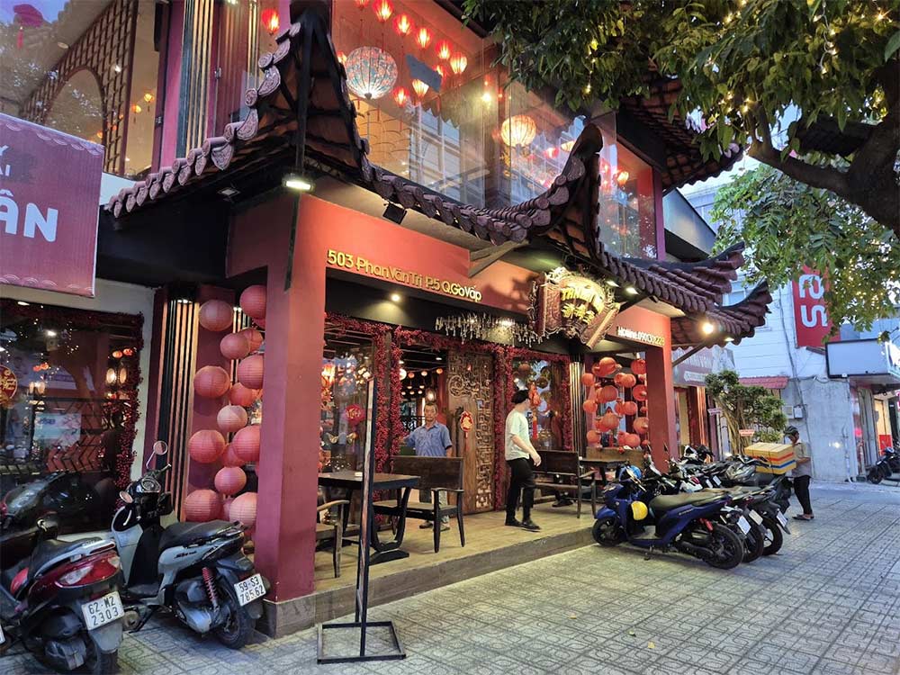 Tân Hải Vân có chỗ để xe miễn phí dành cho khách (Ảnh: Google Maps)