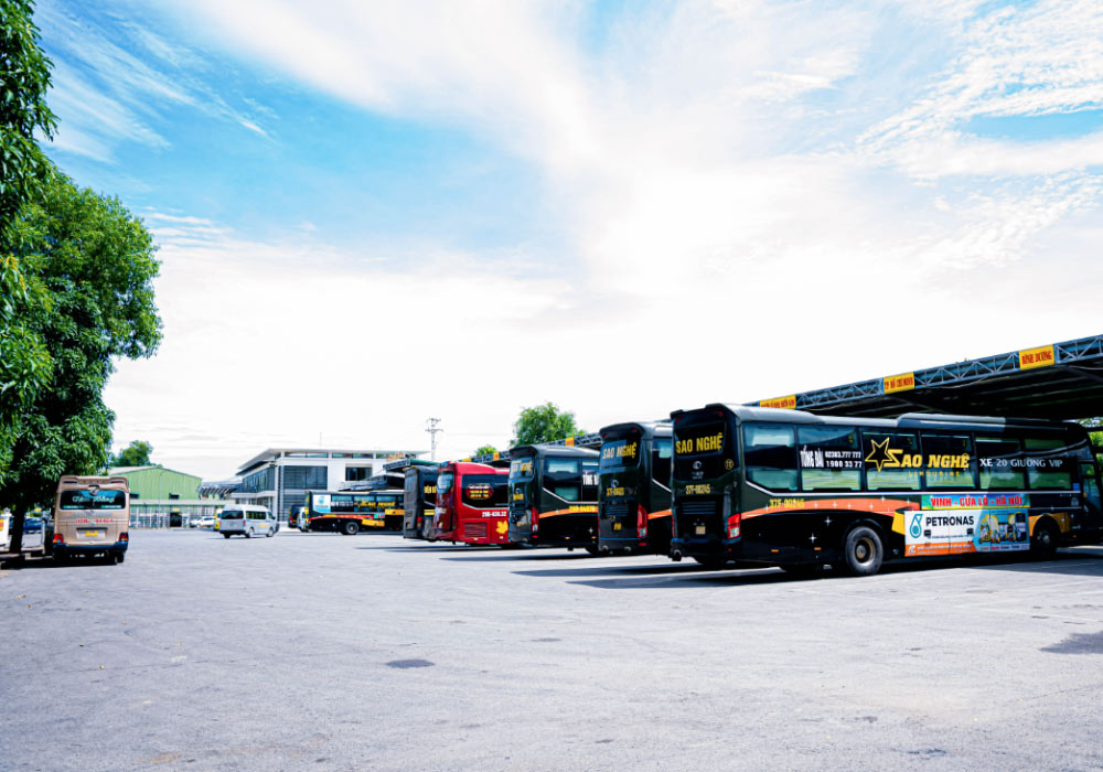 Các tuyến xe khách Bắc - Trung - Nam hoạt động sôi nổi tại bến phía Đông TP Vinh (Ảnh: vanminh76.vn)