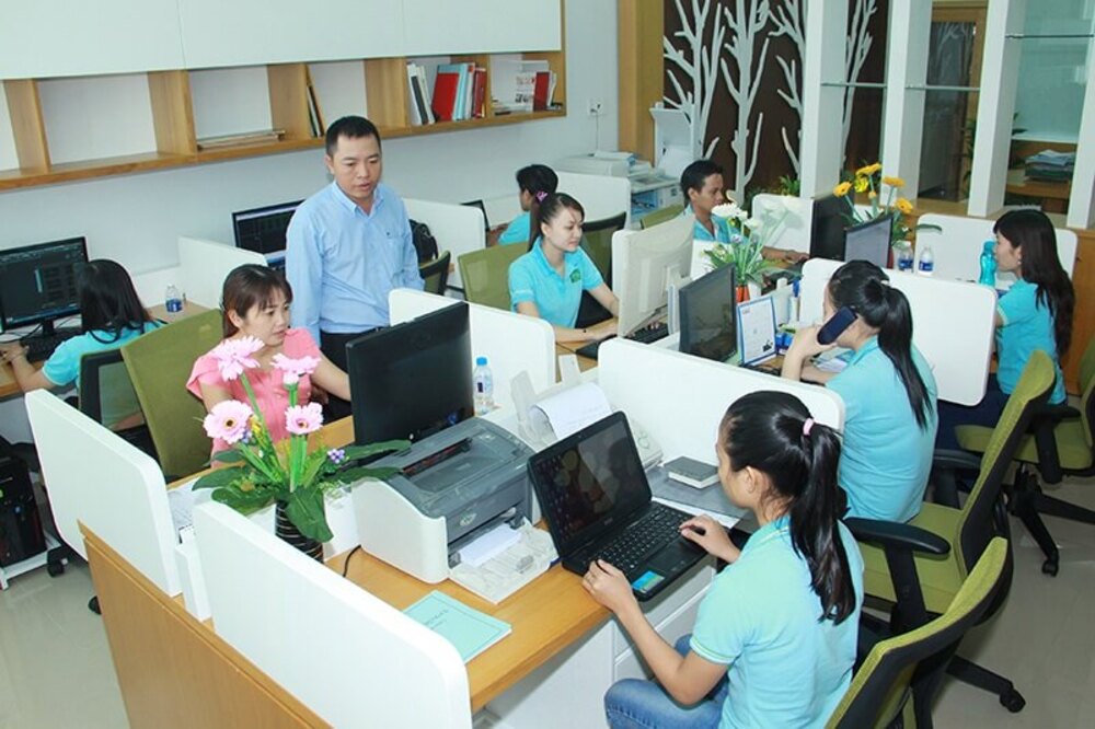 Với trình độ trung cấp trở lên, phụ nữ có thể làm văn phòng tại công ty địa phương