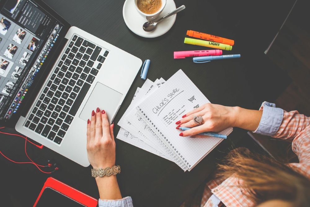 Viết lách và dịch thuật là công việc phù hợp với những ai có khả năng sử dụng ngôn ngữ tốt