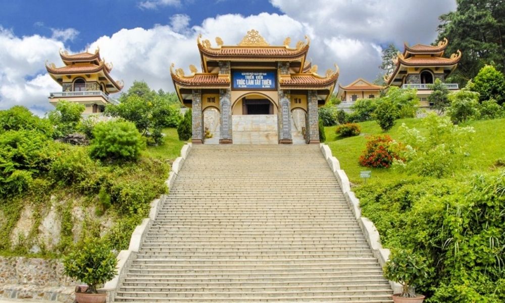 Thiền viện Trúc Lâm Tây Thiên là một trong những thiền viện lớn nhất Việt Nam (Ảnh: Sưu tầm internet)