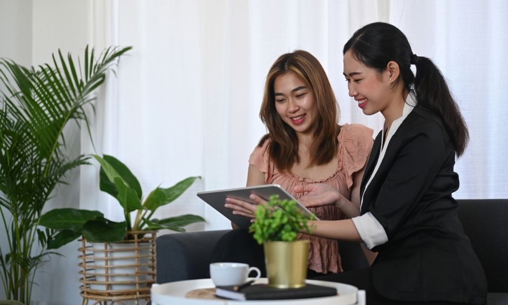 Rất nhiều công ty thương mại điện tử, bảo hiểm đang tuyển nhân sự nữ ngoài 30 (Ảnh: Sưu tầm internet)