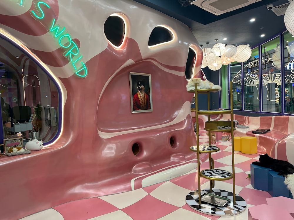 CATFE Petemo nằm trong trung tâm thương mại Aeon Mall Bình Tân