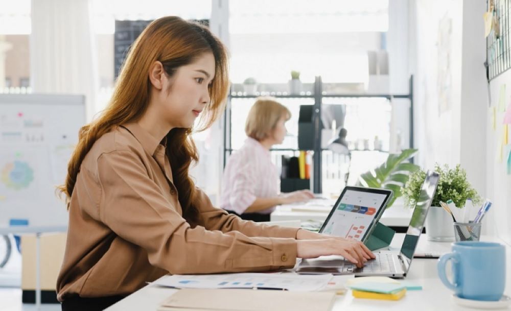 Công việc nhân viên văn phòng thường làm trong môi trường ổn định và giờ hành chính