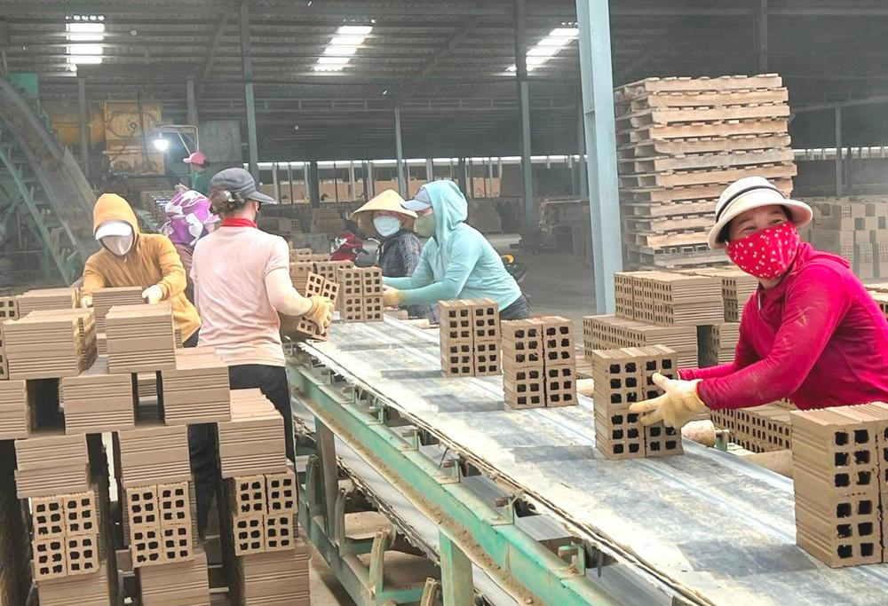 Lao động phổ thông vẫn còn định kiến với nhiều chị em, phụ nữ, khiến họ không tự tin tìm việc