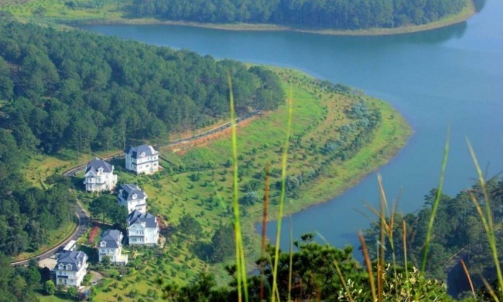 Hồ Xạ Hương là điểm đến lý tưởng cho những ai muốn tìm kiếm một không gian yên tĩnh (Ảnh: Sưu tầm internet)