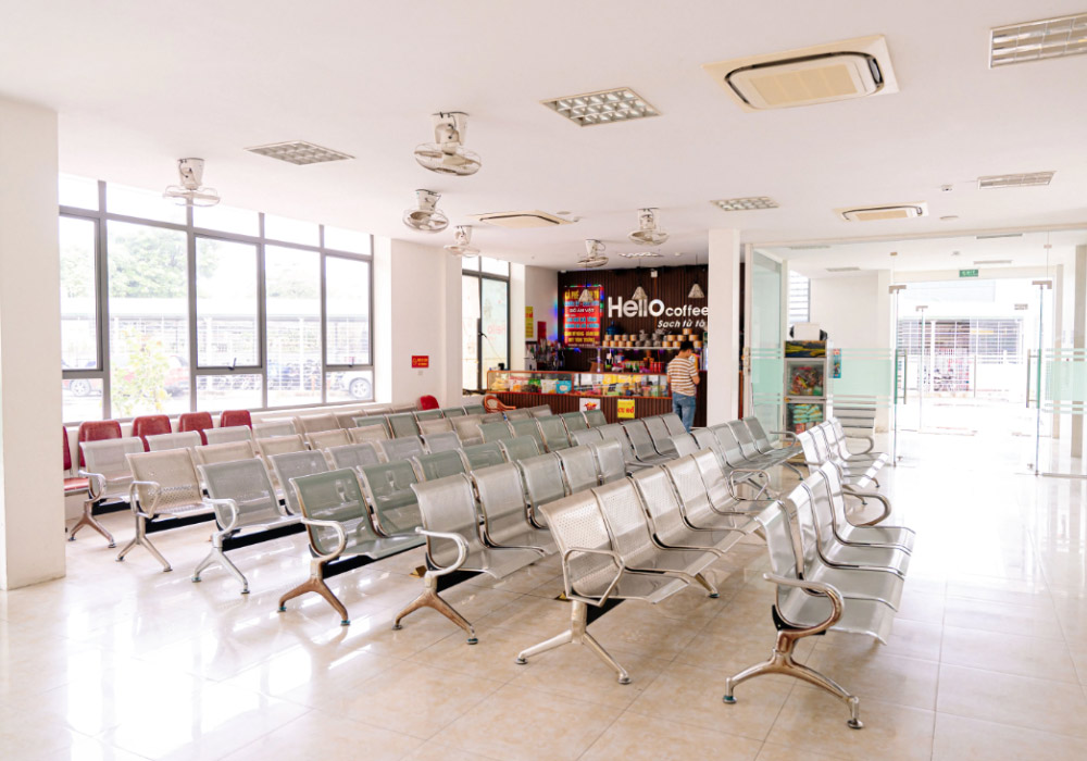 Khu vực hàng chờ hiện đại, khang trang nằm ngay cạnh quầy dịch vụ ăn uống (Ảnh: vanminh76.vn)