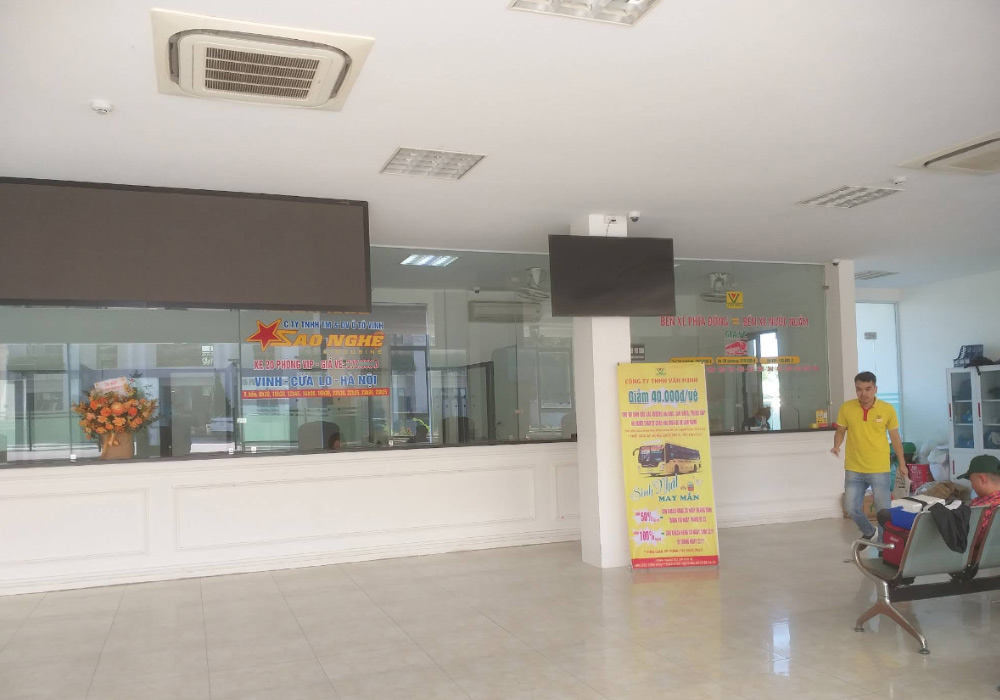 Hành khách có thể đặt vé xe trực tiếp tại quầy bán vé ngay đầu tòa nhà dịch vụ (Ảnh: Sưu tầm Internet)
