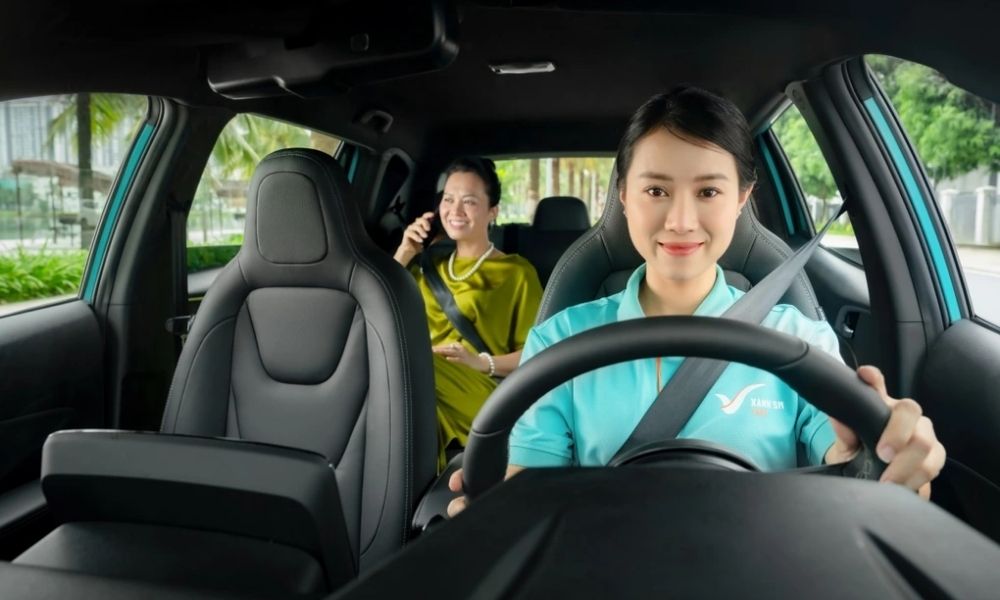 Không khó để bắt gặp hình ảnh một người phụ nữ lái taxi, tự tin sau vô lăng (Ảnh: Xanh SM)