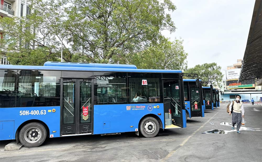 Xe bus cũng là phương tiện di chuyển giúp bạn đến nhà hàng (Ảnh: tphcm.chinhphu.vn)