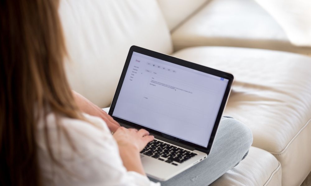 Người làm HR cần biết cách đăng tin tuyển dụng hấp dẫn và viết email chuyên nghiệp (Ảnh: Sưu tầm internet)
