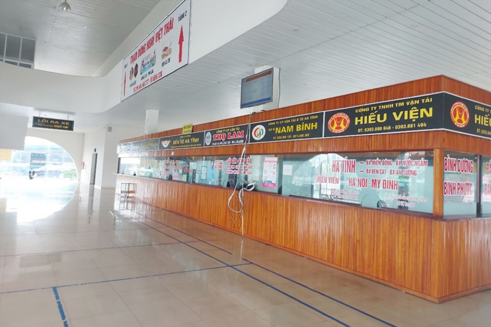 Bến xe Hà Tĩnh có quầy bán vé và quầy thông tin với đội ngũ nhân viên hướng dẫn tận tình