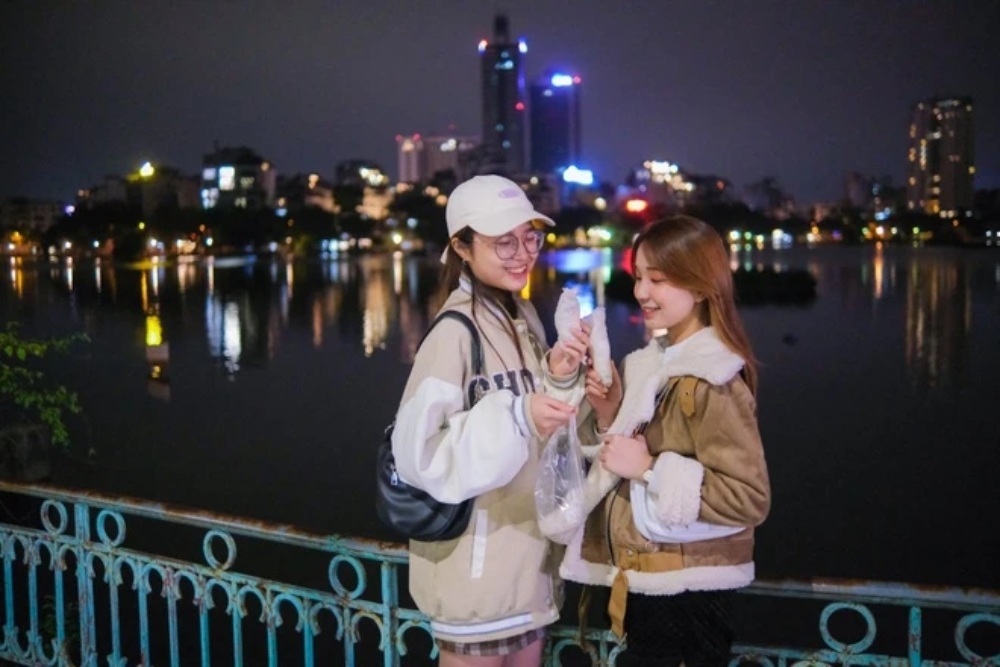 Chụp ảnh Hồ Tây về đêm tại các địa điểm nổi bật quanh hồ (Ảnh: Sưu tầm Internet)