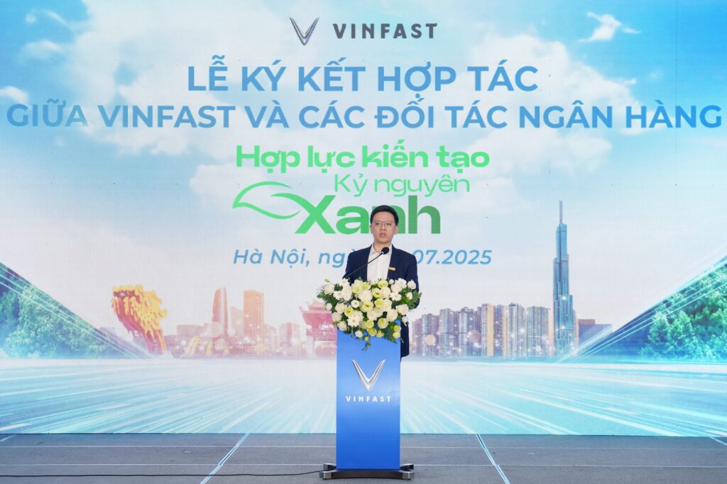 Ông Lê Việt Đức, Giám đốc Khối Bán lẻ Ngân hàng Thương mại Cổ phần Công Thương Việt Nam (VietinBank), đại diện cho các tổ chức tài chính chung tay cùng VinFast thúc đẩy chuyển đổi xanh tại Thủ đô phát biểu tại lễ ký kết hợp tác.