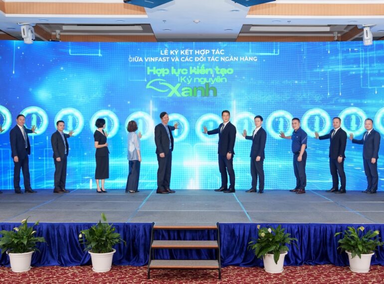 Hợp tác giữa 12 ngân hàng, tổ chức tài chính lớn với VinFast là dấu mốc đặc biệt cho thấy sự hưởng ứng, chung sức đồng lòng của cộng đồng doanh nghiệp với chủ trương của Chính phủ và tinh thần đồng hành, hỗ trợ người dân.