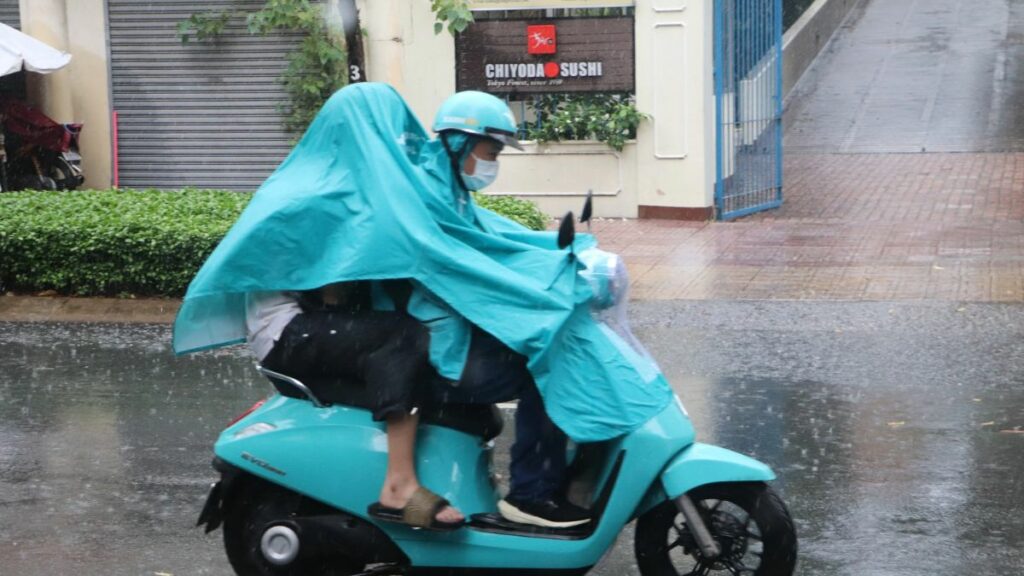 Di chuyển trong trời mưa bão rất nguy hiểm
