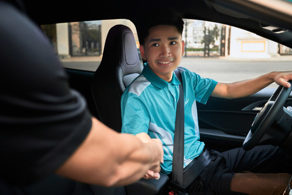 tai-xe-oto-xanh-sm-limo