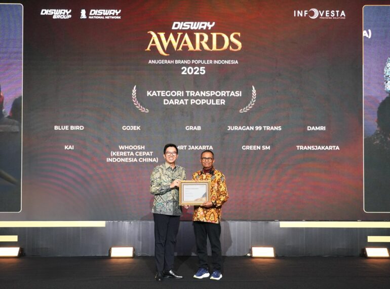 Deny Tjia, Managing Director Green SM Indonesia, menerima penghargaan pada ajang Disway Awards 2025.