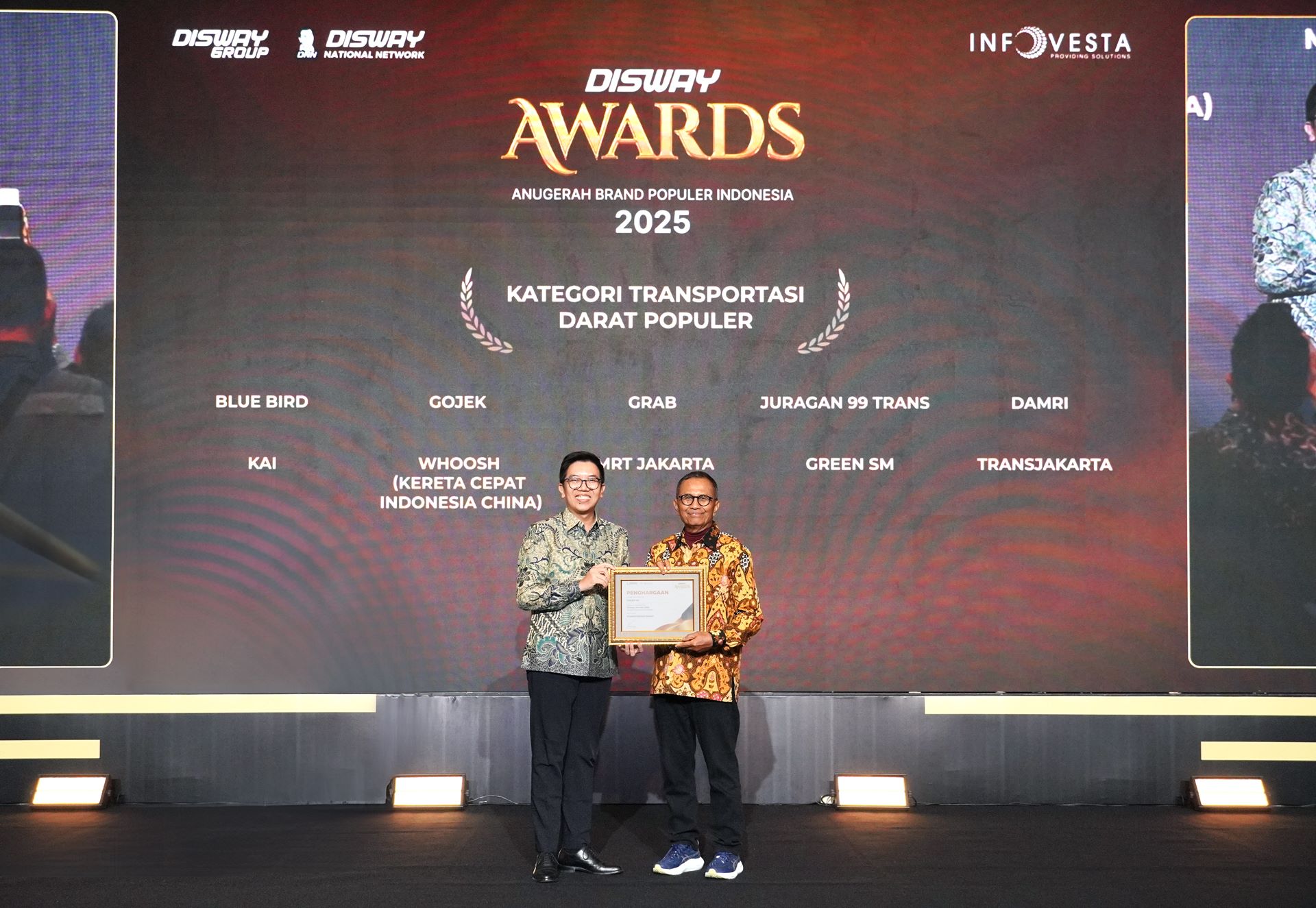 Deny Tjia, Managing Director Green SM Indonesia, menerima penghargaan pada ajang Disway Awards 2025.