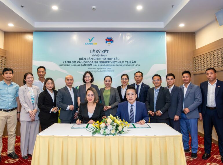 Signing ceremony between Xanh SM and the Vietnam Business Association in Laos (AVILA)