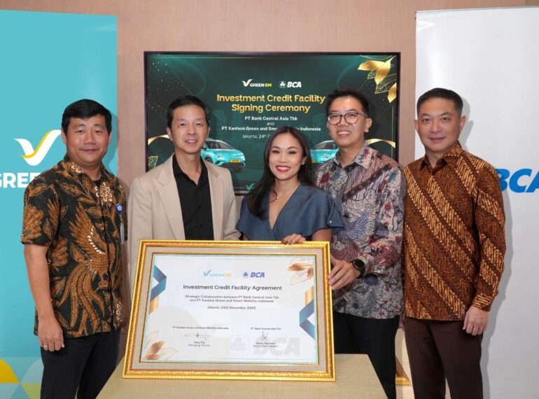 Ông Denny Haryanto, Phó Chủ tịch Cấp cao Khối Khách hàng Doanh nghiệp BCA (bên trái) và Ông Deny Tjia, Giám đốc Điều hành Green SM Indonesia tại buổi lễ ký kết giữa hai bên