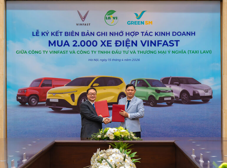 Ông Trần Lê Phương - Phó Tổng Giám đốc GSM toàn cầu (bên trái) cùng ông Nguyễn Quốc Dũng - Chủ tịch HĐQT Công ty TNHH Đầu tư và Thương mại Ý Nghĩa tại lễ ký kết hợp tác.