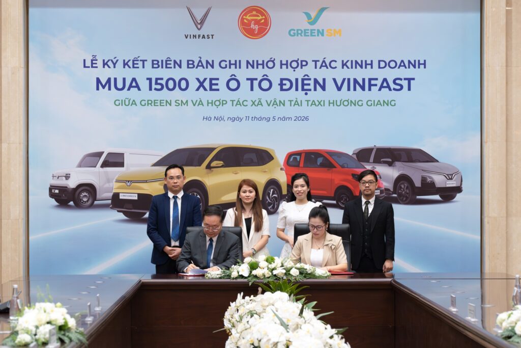 Ông Trần Lê Phương - Phó Tổng Giám đốc GSM toàn cầu và bà Nguyễn Thị Thanh Thùy - Chủ tịch HĐQT kiêm Tổng Giám đốc Hợp tác xã Vận tải Taxi Hương Giang ký kết hợp tác chiến lược.
