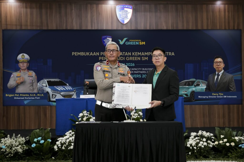 Ông Deny Tjia, Giám đốc Điều hành Green SM Indonesia, cùng Chuẩn tướng Cảnh sát Prianto, Giám đốc An toàn Giao thông Korlantas Polri, tại lễ ký kết Biên bản ghi nhớ hợp tác (MoU) trong khuôn khổ lễ khai mạc chương trình đào tạo an toàn cho tài xế Green SM tại ISDC Serpong ngày 18 tháng 5 năm 2026.