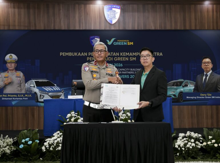 Ông Deny Tjia, Giám đốc Điều hành Green SM Indonesia, cùng Chuẩn tướng Cảnh sát Prianto, Giám đốc An toàn Giao thông Korlantas Polri, tại lễ ký kết Biên bản ghi nhớ hợp tác (MoU) trong khuôn khổ lễ khai mạc chương trình đào tạo an toàn cho tài xế Green SM tại ISDC Serpong ngày 18 tháng 5 năm 2026.