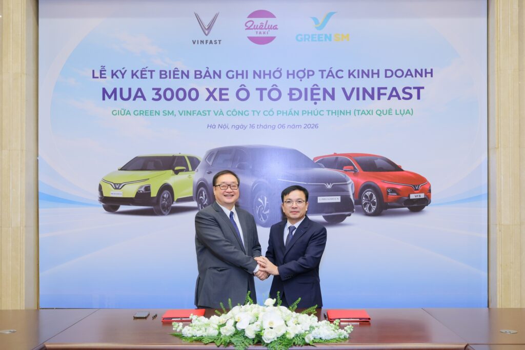 Ông Trần Lê Phương, Phó Tổng Giám đốc GSM toàn cầu (trái) và ông Nguyễn Quốc Biên, Giám đốc Công ty Cổ phần Phúc Thịnh (Taxi Quê Lụa) tại lễ ký kết mở rộng hợp tác.