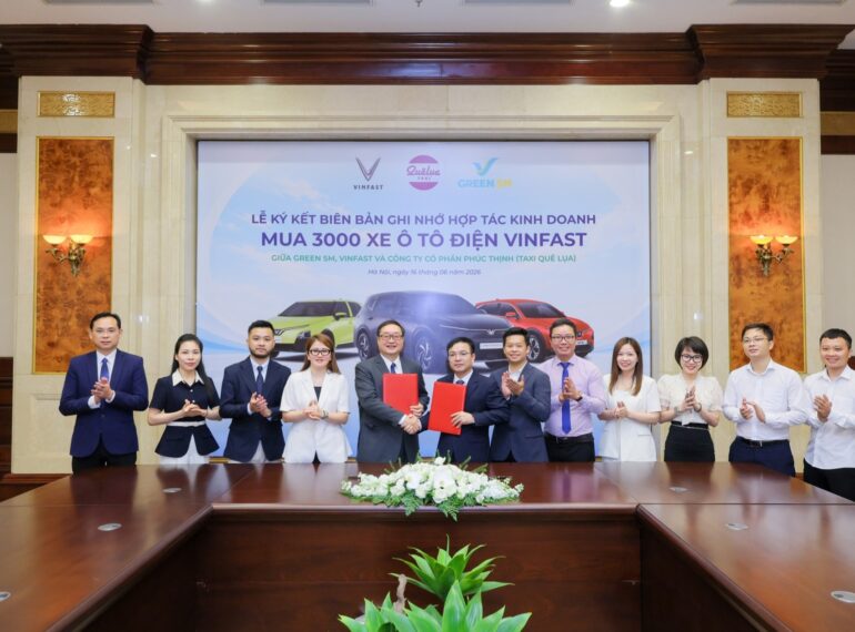 Đại diện Green SM, VinFast và Taxi Quê Lụa tại lễ ký kết.