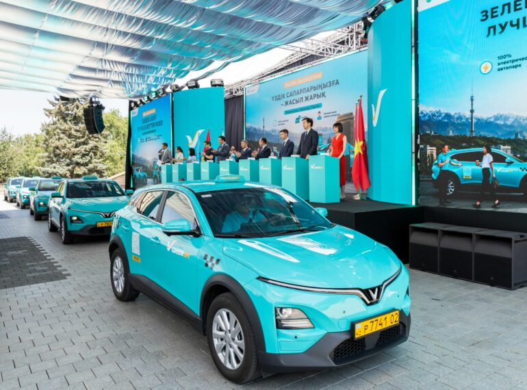 Lãnh đạo Green SM cùng đại diện chính quyền thành phố Almaty, Đại sứ quán Việt Nam tại Kazakhstan và các khách mời nhấn nút khai trương dịch vụ taxi điện Green SM tại Kazakhstan.