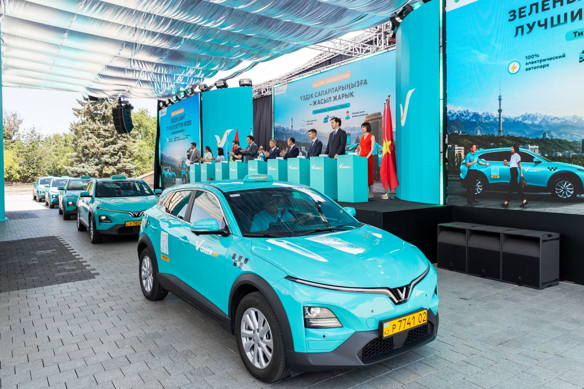 Lãnh đạo Green SM cùng đại diện chính quyền thành phố Almaty, Đại sứ quán Việt Nam tại Kazakhstan và các khách mời nhấn nút khai trương dịch vụ taxi điện Green SM tại Kazakhstan.